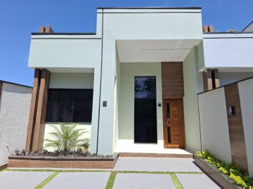 Casa de Alto Padr�o em Loteamento Itaocaia Valley � Itaipua�