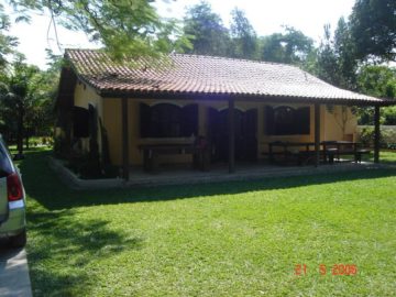 Ch�cara � venda com 8 quartos.