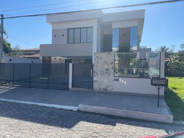 Espetacular Casa em Condom�nio a Beira da Lagoa!!